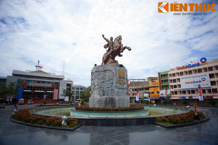 Ngày nay thành phố Quy Nhơn có 16 phường, trong đó 10 phường mang tên danh nhân, như Bùi Thị Xuân, Lê Lợi, Lý Thường Kiệt, Quang Trung... Cách đặt tên phường này thể hiện tinh thần "quy tụ người tài" của tên gọi Quy Nhân xưa kia... Ảnh: Tượng đài Hoàng đế Quang Trung ở Quy Nhơn.