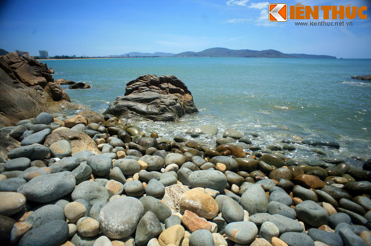 Năm 1471, sau khi bình định Chiêm Thành, vua Lê Thánh Tông đặt tên vùng này là phủ Hoài Nhân. Đến năm 1602, phủ Hoài Nhân đổi tên thành phủ Quy Nhân. Đây đều là những tên gọi mang nhiều ý nghĩa. Ảnh: Bãi đá Trứng Quy Nhơn.