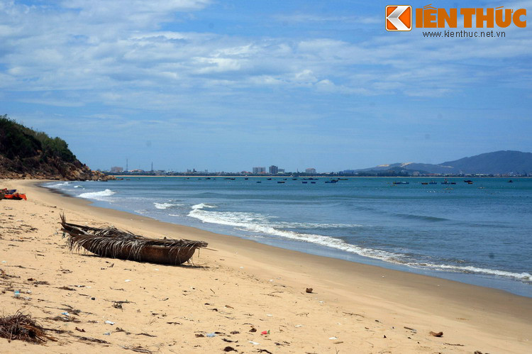 Theo đó, Hoài Nhân có nghĩa là nghĩ về điều nhân. Còn Quy Nhân được hiểu là vùng đất quy tụ người tài, người nghĩa hiệp, hoặc quay về với lòng nhân đức. Cách đặt tên này thể hiện quan điểm Đức trị của vua Lê Thánh Tông. Ảnh: Bãi biển Quy Hòa ở Quy Nhơn.