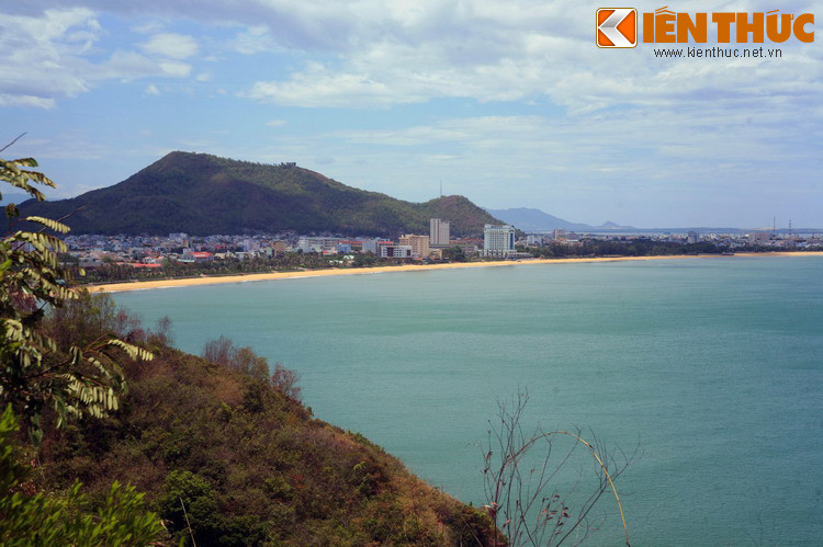 Là thủ phủ của tỉnh Bình Định, thành phố Quy Nhơn là một trong những địa danh du lịch nổi tiếng nhất khu vực Nam Trung Bô. Phía sau tên gọi Quy Nhơn là những câu chuyện lịch sử rất lý thú. Ảnh: Thành phố Quy Nhơn nhìn từ núi Ghềnh Ráng.