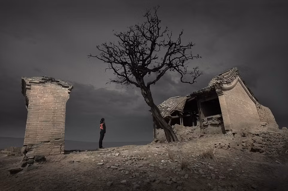 Nhiếp ảnh gia Maoyuan Cui nhanh tay ghi lại hình ảnh lâu đài cổ nằm ở làng Yuxian, tỉnh Hồ Bắc, Trung Quốc.