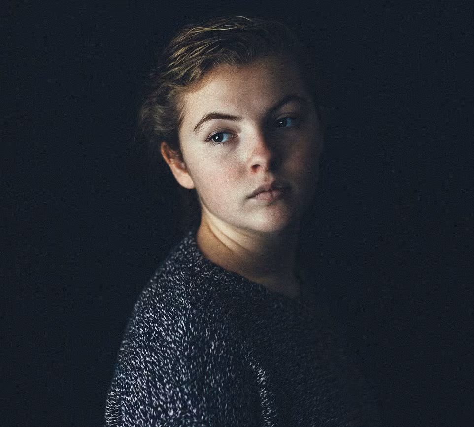 Tay máy Sam Delaware từ Maine, Mỹ đã giành chiến thắng ở hạng mục Chân dung thanh niên cho bức chân dung chụp người em gái Sarah.