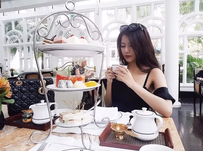 Vì đang ngồi trên ghế nhà trường nên dù có điều kiện, cô gái Quảng Bình cũng chưa nghĩ đến việc sưu tập những món hàng hiệu đắt tiền. Chỉ khi được bố mẹ tặng quà, cô mới tự chọn những món đồ mình thích như túi Hermes, Chanel, giày, kính, nước hoa hàng hiệu… “Còn về xe thì đến khi tròn 18 tuổi, mình mới quyết định sở hữu một chiếc xe riêng”, Yến nói thêm.