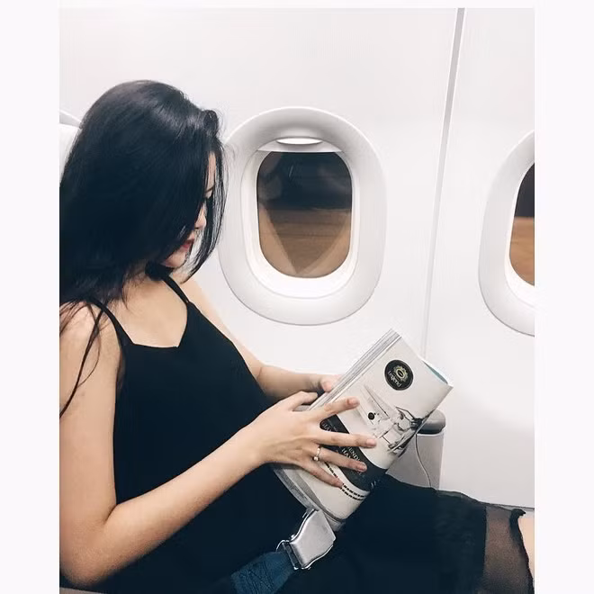 “Mình là con út trong nhà nên được bố mẹ, anh chị chiều chuộng, dành cho những điều tốt nhất thôi. Ngoài những điều kiện cơ bản như nhà, xe, đi du lịch nước ngoài… thì bố mẹ chỉ tặng mình quà đắt tiền vào những dịp đặc biệt như sinh nhật hay đạt được kết quả cao trong học tập”, Kiều Yến chia sẻ.