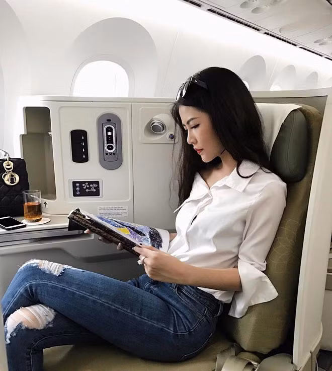 Trên Facebook cá nhân, Kiều Yến không quá phô trương cuộc sống xa hoa nhưng một số hình ảnh cô du lịch sang chảnh, bộ sưu tập hàng hiệu và ngồi ở những khoang ghế thương gia cũng cho thấy cuộc sống đáng mơ ước của cô nàng.