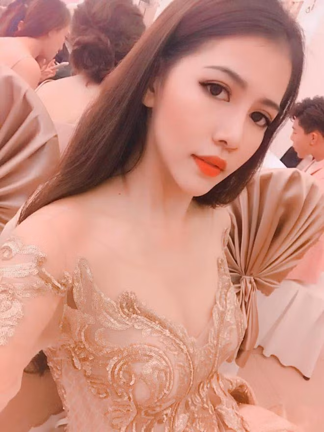 Đây là lần thứ hai, hình ảnh Kiều Yến xuất hiện trên Instagram “Hội con nhà giàu Việt Nam". Trước đó, là hình ảnh cô nàng vô cùng xinh đẹp trong bộ váy lộng lẫy, đứng giữa cung điện nguy nga.