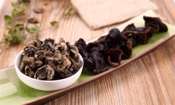 Bat mi loai thuc pham mau den Dong y khuyen dung vao mua lanh