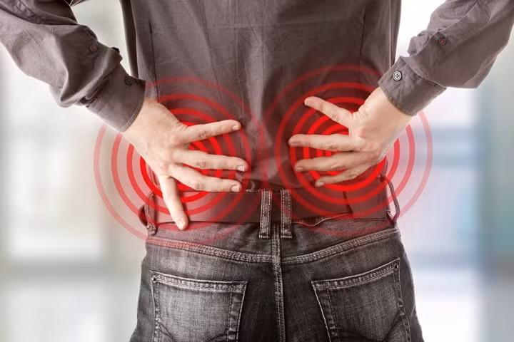 Đau thắt lưng: Đau thắt lưng là một triệu chứng nghiêm trọng mà bạn không thể bỏ qua. Khi lượng máu lưu thông đến thắt lưng giảm, các đĩa đệm giữa các đốt sống trở nên yếu ớt, dễ tổn thương. Điều này dẫn đến cơn đau do dây thần kinh bị chèn ép. Đây thường là triệu chứng đầu tiên ở những người bị tắc động mạch.