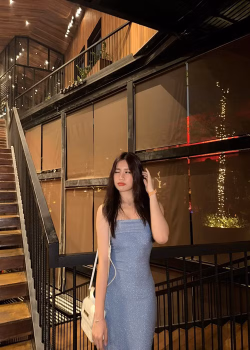 Ngoài thanh nhạc học từ cha mẹ, con gái Lưu Thiên Hương được đào tạo về vũ đạo, guitar.