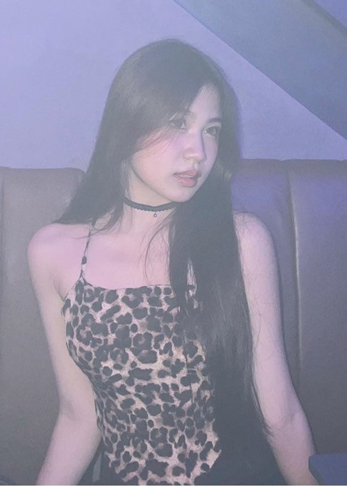 Vy Uyên xinh đẹp không thua kém hot girl.