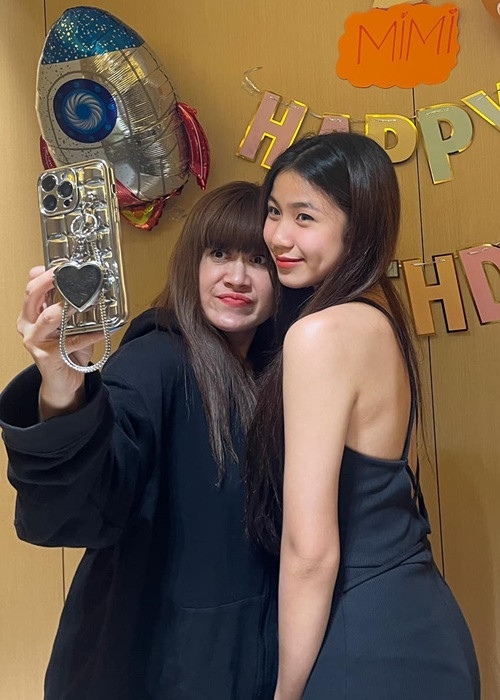 "Món quà nhẹ nhàng này dành tặng cho bạn ấy để động viên bạn ấy và tất cả các bạn 2005 vượt qua kỳ thi một cách nhẹ nhàng nhất, đạt kết quả như ý. Bài này đặc biệt ở chỗ chính là bạn thân của tôi viết lời, chú ấy đã chứng kiến bạn nhỏ ấy từng bước lớn lên, trưởng thành. Đúng vậy, chúng tôi như hai người bạn thân đồng hành 18 năm nay và hành trình phía trước sẽ ngày càng nhiều sóng gió hơn nhưng mà tôi vẫn ở đây, sẵn sàng đóng các vai trò trong cuộc sống bạn nhỏ ấy", Lưu Thiên Hương viết.