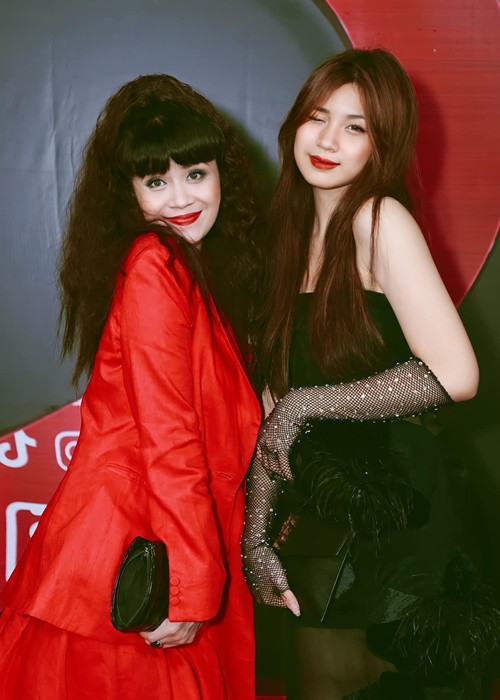 Ít ngày trước kỳ thi tốt nghiệp THPT, Lưu Thiên Hương tặng con gái bài hát Người bạn thân.