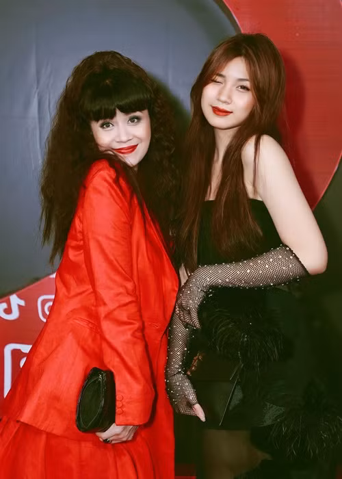 Ít ngày trước kỳ thi tốt nghiệp THPT, Lưu Thiên Hương tặng con gái bài hát Người bạn thân.