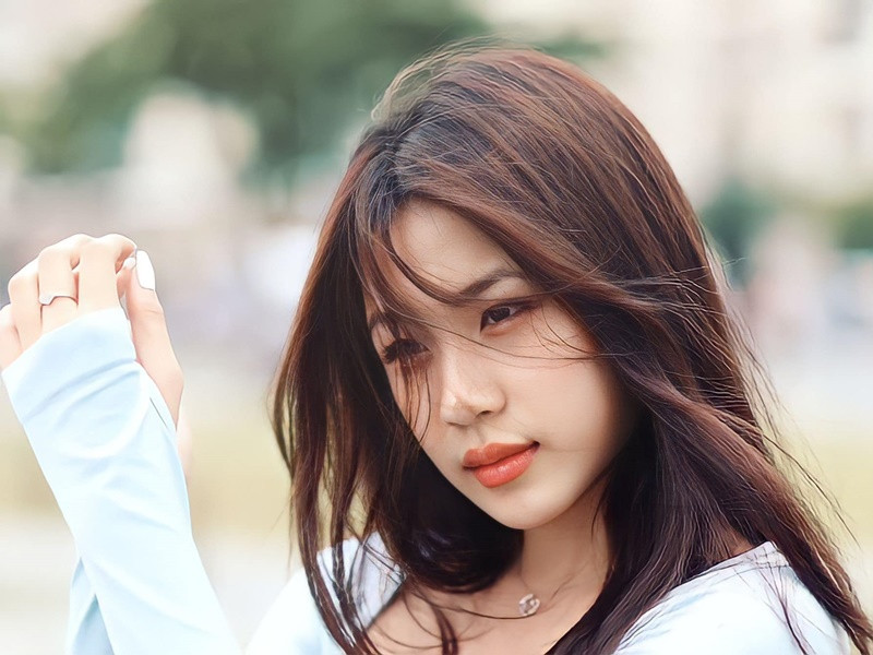 Vy Uyên thích mua sắm quần áo, thậm chí nhịn ăn sáng để có tiền shopping.