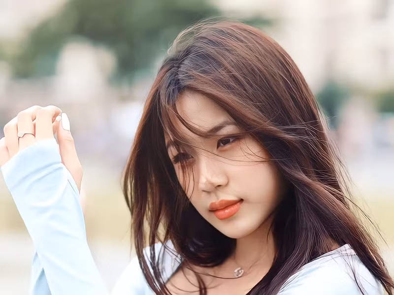 Vy Uyên thích mua sắm quần áo, thậm chí nhịn ăn sáng để có tiền shopping.