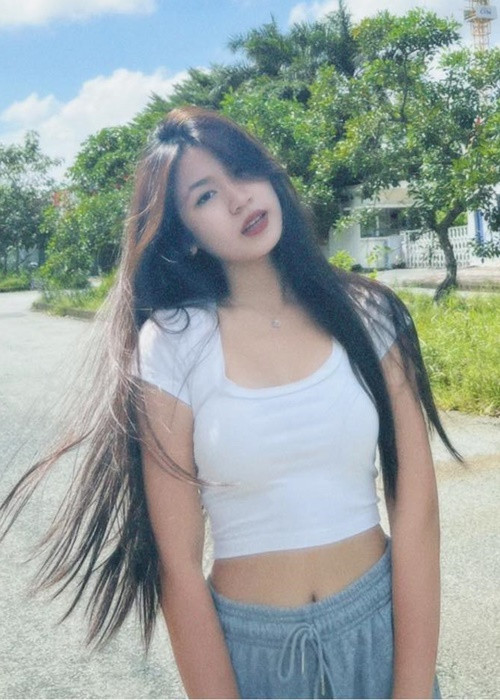 Con gái Lưu Thiên Hương sở hữu đôi mắt to, chiếc mũi cao, nụ cười duyên dáng, vóc dáng cân đối với chiều cao 1m64.