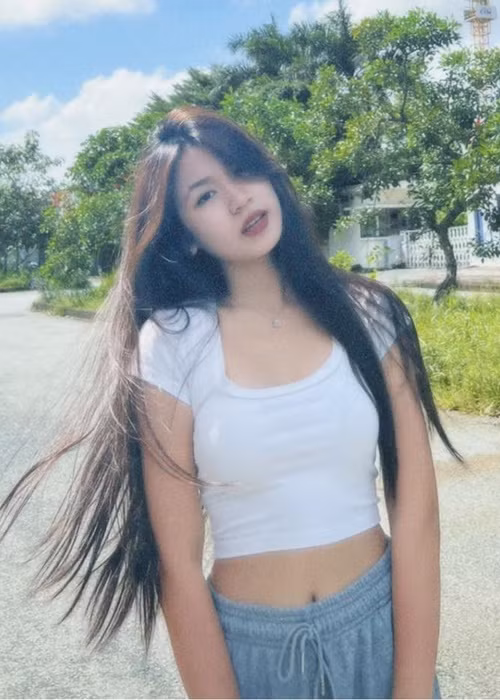 Con gái Lưu Thiên Hương sở hữu đôi mắt to, chiếc mũi cao, nụ cười duyên dáng, vóc dáng cân đối với chiều cao 1m64.