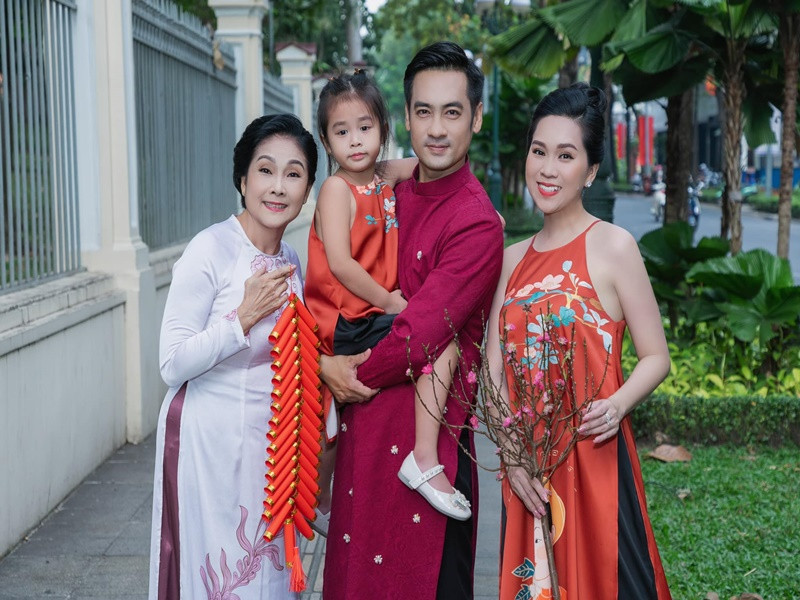 Hồng Phượng khoe khoảnh khắc hạnh phúc bên chồng con và mẹ đẻ. Ảnh: FBNV.