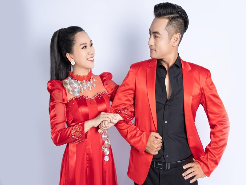 Lắng nghe chia sẻ của Long Hồ, Hồng Phượng cảm ơn người bạn đời: "Em cảm ơn anh vì anh luôn chịu đựng em, phải là anh thì mới nhịn em được, vì em biết cơn thịnh nộ của em tới mức độ nào. Anh là người chịu tất cả những gì em bộc phát ra". Ảnh: FBNV.