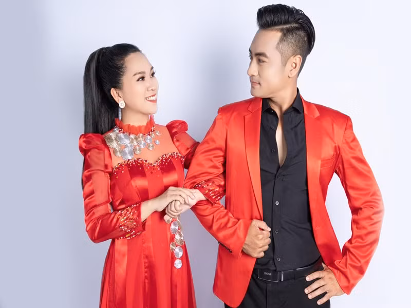 Lắng nghe chia sẻ của Long Hồ, Hồng Phượng cảm ơn người bạn đời: "Em cảm ơn anh vì anh luôn chịu đựng em, phải là anh thì mới nhịn em được, vì em biết cơn thịnh nộ của em tới mức độ nào. Anh là người chịu tất cả những gì em bộc phát ra". Ảnh: FBNV.