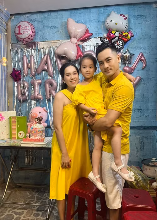 Vợ chồng Hồng Phượng hiện tại có một con gái chung. Ảnh: FBNV.