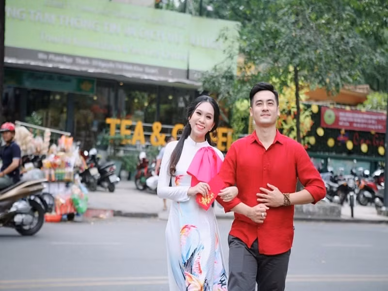 Theo Hồng Phượng, Long Hồ là một người đàn ông rất có trách nhiệm với gia đình. Nam diễn viên chỉ nghĩ đến hạnh phúc của bản thân sau khi xây nhà cho ba mẹ ở dưới quê. Ảnh: Thế Giới Điện Ảnh.