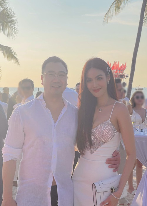 Top 11 Hoa hậu Thế giới 2015 chia sẻ, để giữ lửa hôn nhân, vợ chồng cô chọn đối thoại và chia sẻ cảm xúc. Ảnh: FBNV.