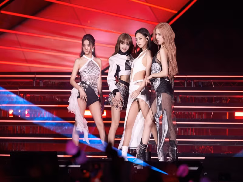 BlackPink thành lập năm 2016, gồm 4 cô gái: Jisoo, Jennie, Rosé và Lisa. Nhóm có các bản hit như Ddu Du Ddu Du, How you like that, Shut down. Ảnh: Fanpage.