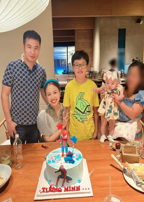 Vân Hugo đang có hạnh phúc trọn vẹn bên chồng và các con.