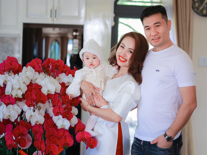 Tháng 5/2022, Vân Hugo sinh con gái thứ hai. Chia sẻ với Dân Trí, nữ MC cho biết, chồng sắp cưới ở bên động viên, an ủi khi cô mất sữa. Doanh nhân Hùng Cường còn quan tâm đến những biến chuyển cảm xúc của Vân Hugo và chăm sóc các con để Vân Hugo lo cho con gái nhỏ.