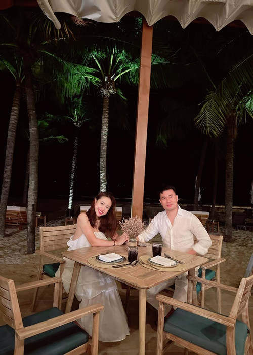 Biển là nơi nữ MC yêu thích nhất bởi vậy, khi nhìn thấy bạn trai quỳ xuống cầu hôn, cô cảm thấy muốn khóc òa lên vì hạnh phúc.