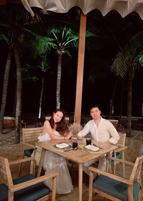 Biển là nơi nữ MC yêu thích nhất bởi vậy, khi nhìn thấy bạn trai quỳ xuống cầu hôn, cô cảm thấy muốn khóc òa lên vì hạnh phúc.