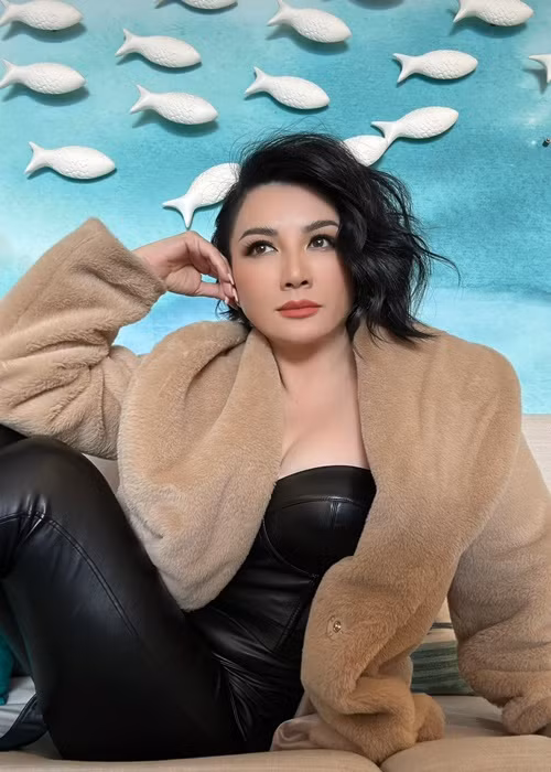 Năm 2019, Trizzie Phương Trinh lần đầu xác nhận có tình mới. Bạn trai của nữ ca sĩ kém cô 2 tuổi, không hoạt động trong showbiz. Trizzie Phương Trinh khoe người yêu quan tâm, chăm sóc cô lẫn các con của cô. Ảnh: FBNV.