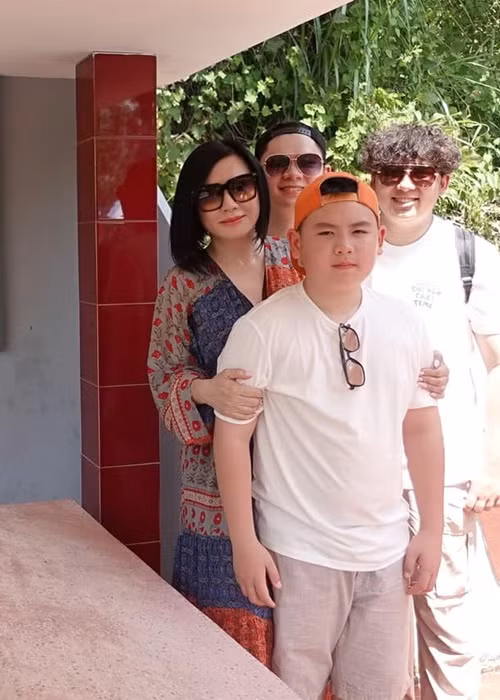 Mới đây, Trizzie Phương Trinh trở về Việt Nam sau 22 năm. Cô dẫn theo ba người con trai về thăm quê. Ảnh: FBNV.