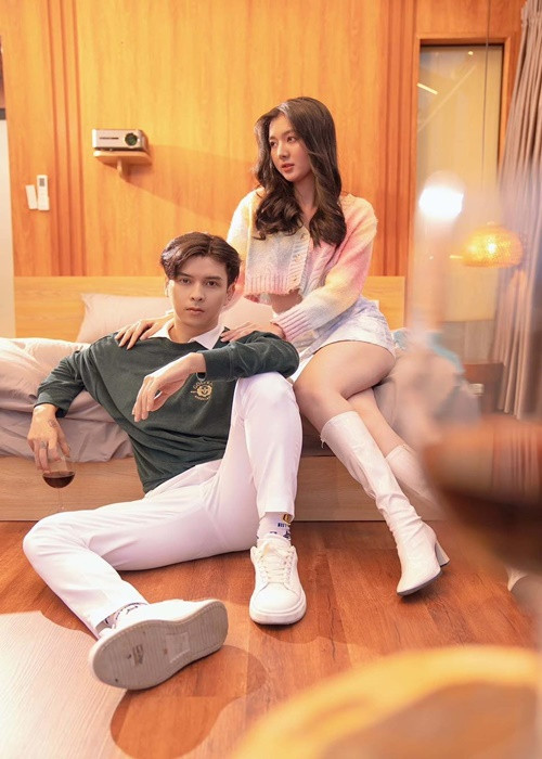 Nhiều người cho rằng trò đùa của Hồ Quang Hiếu có thể gây nguy hiểm cho Tuệ Như. Trước những tranh cãi, nam ca sĩ đã xóa clip. Ảnh: FBNV.