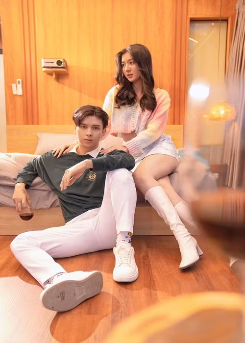 Nhiều người cho rằng trò đùa của Hồ Quang Hiếu có thể gây nguy hiểm cho Tuệ Như. Trước những tranh cãi, nam ca sĩ đã xóa clip. Ảnh: FBNV.