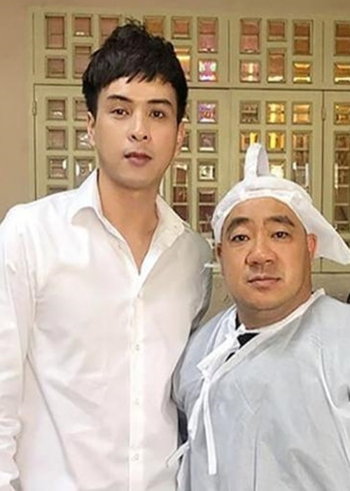 Năm 2021, Hồ Quang Hiếu còn trở thành tâm điểm vì clip tươi cười trong đám tang của bố diễn viên Hiếu Hiền. Giữa ồn ào, giọng ca “Con bướm xuân” cho biết, mọi người đã hiểu lầm và làm quá vấn đề. Ảnh: Công Lý Và Xã Hội.