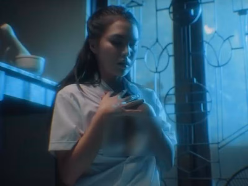 Tháng 4 vừa qua, nhiều khán giả đặt nghi vấn nữ chính MV Vụn vỡ của Hồ Quang Hiếu bị lộ ngực. Trả lời Zing, ca sĩ Hồ Quang Hiếu cho biết: "Sự thật là bạn nữ có mặc áo lót bên trong, không lộ da thịt. Cảnh quay đó chỉ 1-2 giây. Nếu lộ thật, video của chúng tôi sẽ bị xóa khỏi nền tảng ngay lập tức". Ảnh: Kinh Tế Đô Thị.