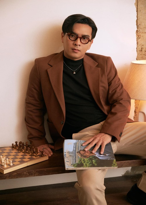 Hồ Quang Hiếu chia sẻ trên truyền thông: “Lúc ra về, tôi bắt tay chào anh Hiếu Hiền và lịch sự đưa tay chào các bạn quay phim. Đó là phép lịch sự tối thiểu, chẳng lẽ tôi phải khóc mới được. Tôi nghĩ khán giả nên hiểu rõ vấn đề trước khi phán xét”. Ảnh: FBNV.