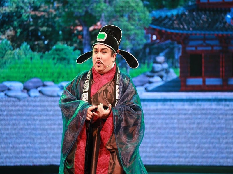 Giữa ồn ào, Gia Bảo giải thích rằng người tố là nhân viên bán vé cho liveshow của anh tại Hà Nội. Vì người này không chủ động thỏa thuận tiền lương nên anh trả lương như nhân viên tại Sài Gòn chỉ khoảng 3,5 triệu trong khi người tố lại muốn 7-8 triệu. Gia Bảo đã chuyển cho người bán vé 2 triệu trước. Nam diễn viên nhấn mạnh anh sẽ giải quyết, chứ không trốn tránh. Tuy nhiên, người tố đã chặn Facebook của anh và khi anh gọi cũng không được phản hồi. Ảnh: Yan