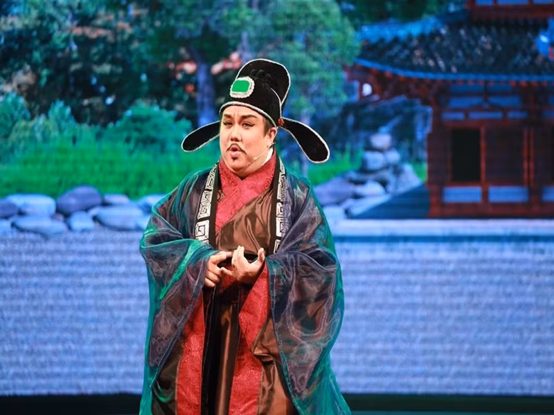 Giữa ồn ào, Gia Bảo giải thích rằng người tố là nhân viên bán vé cho liveshow của anh tại Hà Nội. Vì người này không chủ động thỏa thuận tiền lương nên anh trả lương như nhân viên tại Sài Gòn chỉ khoảng 3,5 triệu trong khi người tố lại muốn 7-8 triệu. Gia Bảo đã chuyển cho người bán vé 2 triệu trước. Nam diễn viên nhấn mạnh anh sẽ giải quyết, chứ không trốn tránh. Tuy nhiên, người tố đã chặn Facebook của anh và khi anh gọi cũng không được phản hồi. Ảnh: Yan