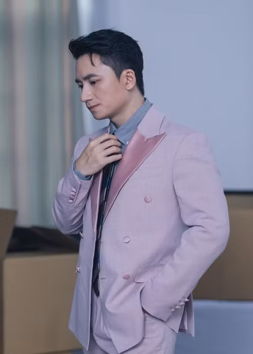 Phan Mạnh Quỳnh bức xúc trước lời tố. “Nói thật, tôi mà nợ tiền như lời tố, người ta liệu có để yên cho tôi không? Trong khi bao nhiêu năm qua, tôi vẫn làm việc, xuất hiện đều đặn, cũng không lẩn trốn", anh chia sẻ. Ảnh: FBNV.