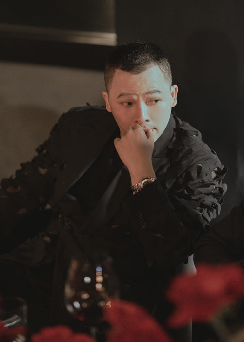 Tháng 7/2019, một cặp vợ chồng lên mạng cho biết, cô và chồng đã đăng ký dự đêm tiệc của Khắc Tiệp Cannes vào tháng 5/2019 và chuyển khoản hơn 100 triệu đồng. Vì lý do gia đình nên không đi được, cặp vợ chồng này muốn xin hoàn lại tiền nhưng bị từ chối. Giữa ồn ào, Khắc Tiệp khẳng định ai đột ngột hủy chuyến sẽ bị mất tiền cọc vì số tiền đó đã dùng để đặt khách sạn, dự tiệc, vé tàu. Ảnh: FBNV.