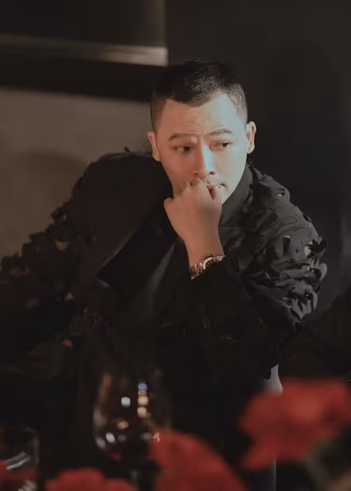 Tháng 7/2019, một cặp vợ chồng lên mạng cho biết, cô và chồng đã đăng ký dự đêm tiệc của Khắc Tiệp Cannes vào tháng 5/2019 và chuyển khoản hơn 100 triệu đồng. Vì lý do gia đình nên không đi được, cặp vợ chồng này muốn xin hoàn lại tiền nhưng bị từ chối. Giữa ồn ào, Khắc Tiệp khẳng định ai đột ngột hủy chuyến sẽ bị mất tiền cọc vì số tiền đó đã dùng để đặt khách sạn, dự tiệc, vé tàu. Ảnh: FBNV.