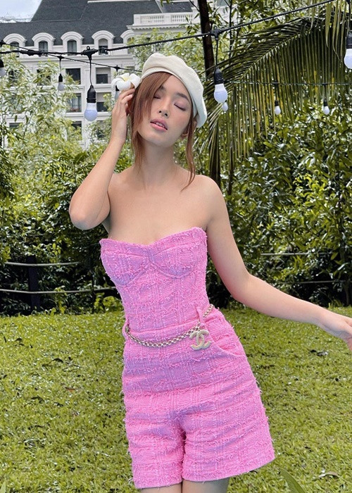 Chia sẻ với Dân Trí, Châu Bùi cho hay, trong những chuyến đi nước ngoài, tham gia sự kiện thời trang, cô phải tự lo mọi thứ, từ làm tóc, trang điểm, chụp ảnh để tiết kiệm. Ảnh: FBNV.