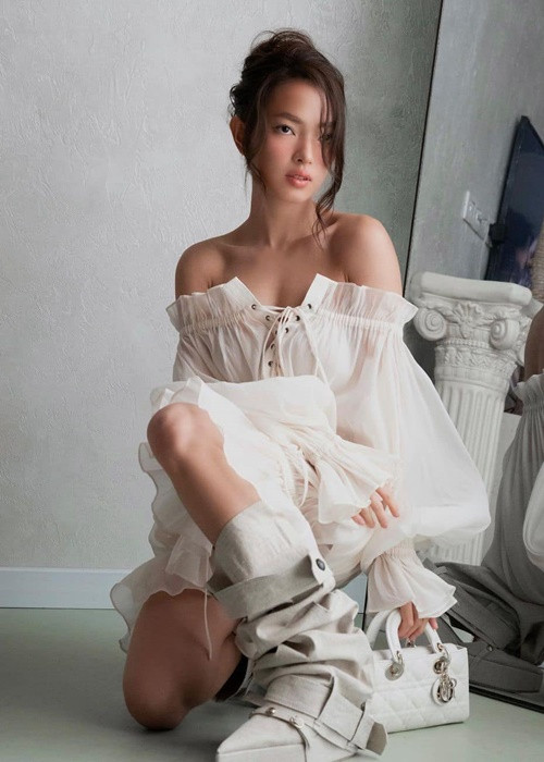 Tin đồn hẹn hò của Châu Bùi và Binz rộ lên từ tháng 7/2020 khi cả hai bị soi một số lần "thả thính" ngầm nhau trên mạng xã hội cũng như diện đồ đôi từ áo phông, giày sneaker, vòng cổ. Ảnh: FBNV.