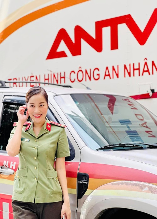 Minh Hương đang là MC, BTV của kênh truyền hình ANTV. Ngoài ra, cô còn là thượng úy công an. Ảnh: Tiền Phong.