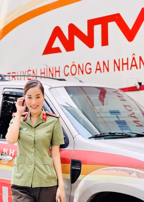 Minh Hương đang là MC, BTV của kênh truyền hình ANTV. Ngoài ra, cô còn là thượng úy công an. Ảnh: Tiền Phong.