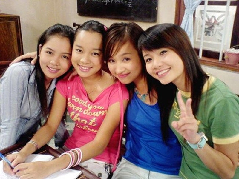 Nhật ký Vàng Anh phần 1 lên sóng năm 2006. Đảm nhận vai Vàng Anh là Minh Hương (thứ hai bên trái). Sau Nhật ký Vàng Anh, cô đóng phim: Cuộc đời của Yến, Zippo, mù tạt và em, Vệt nắng cuối trời, Lời ru mùa đông, 11 tháng 5 ngày. Gần đây, Minh Hương ghi hình cho phim Đội điều tra số 7. Ảnh: Dân Việt.