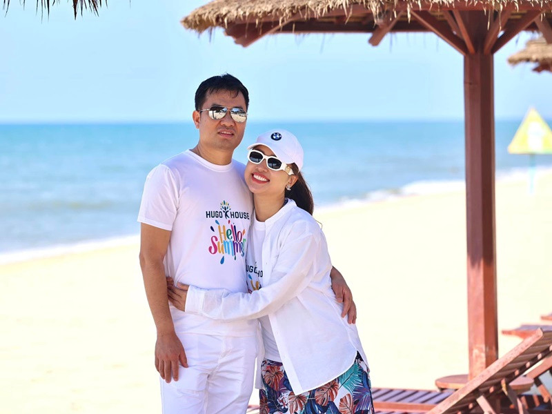 Sau nhiều năm ly hôn, Vân Hugo tìm được hạnh phúc mới bên doanh nhân Đặng Hùng Cường. Vợ chồng nữ MC có một cô con gái chung. Gần đây, Vân Hugo xác nhận sẽ làm đám cưới cuối năm 2023. Ảnh: FBNV.